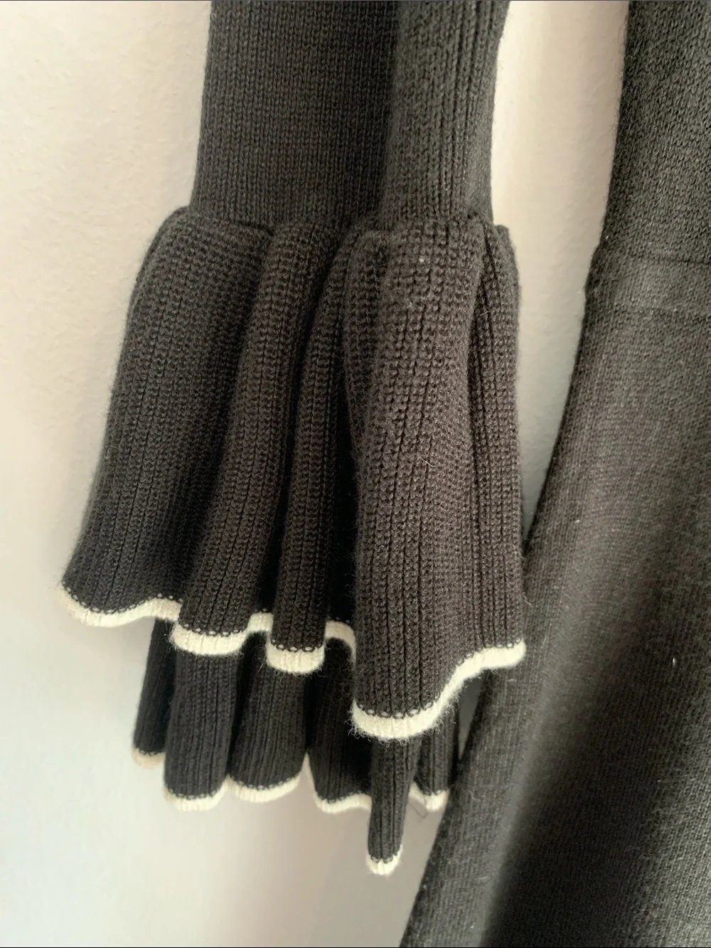 VINCE CAMUTO Black Knit Long-Sleeve Dress with White Trim